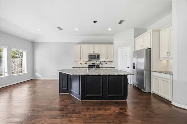 $2,950 | 13412 Ravens Park Lane, Pearland, TX 77584