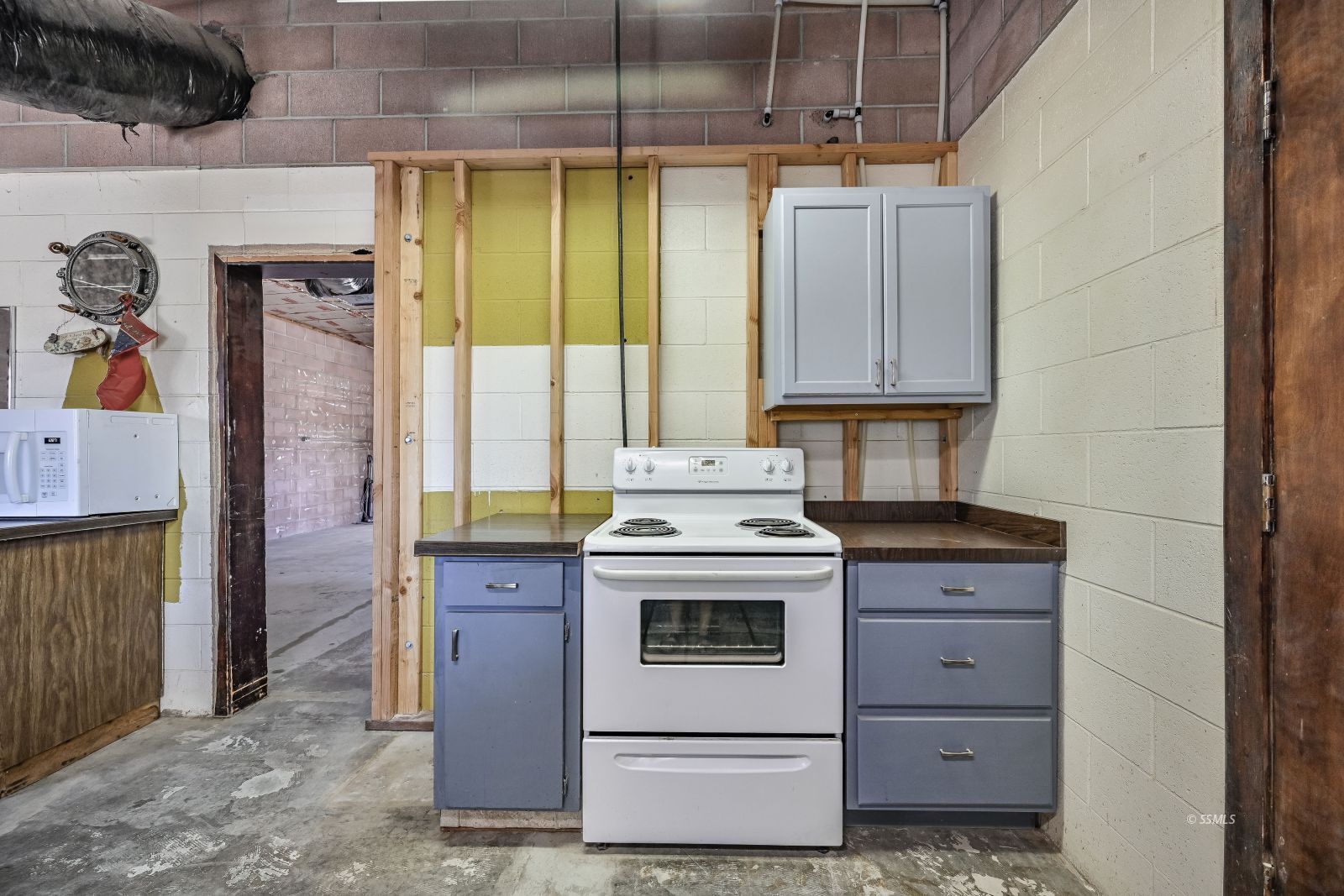 1572 North Calvert Boulevard Ridgecrest, CA 93555 - Photo 14 of 27 a kitchen with a stove and a cabinet