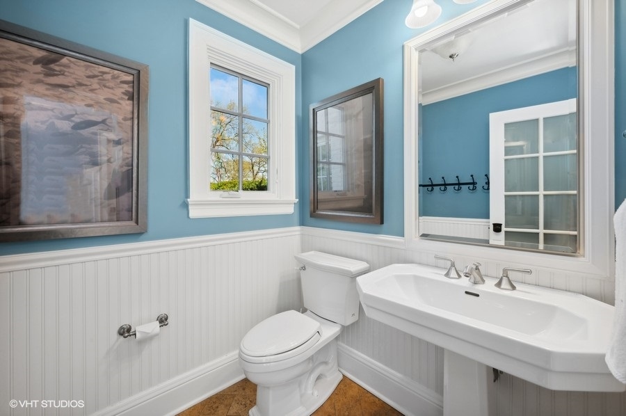626 Warwick Road Kenilworth, IL 60043 - Photo 20 of 56 a bathroom with a sink and a bathtub