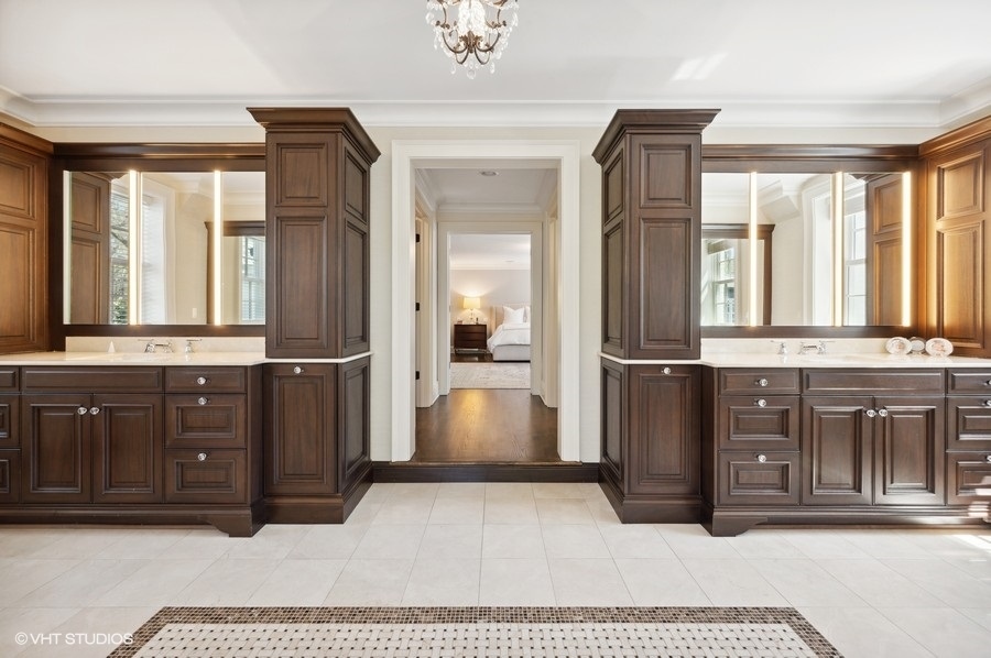 626 Warwick Road Kenilworth, IL 60043 - Photo 23 of 56 a bathroom with a tub sink and mirror