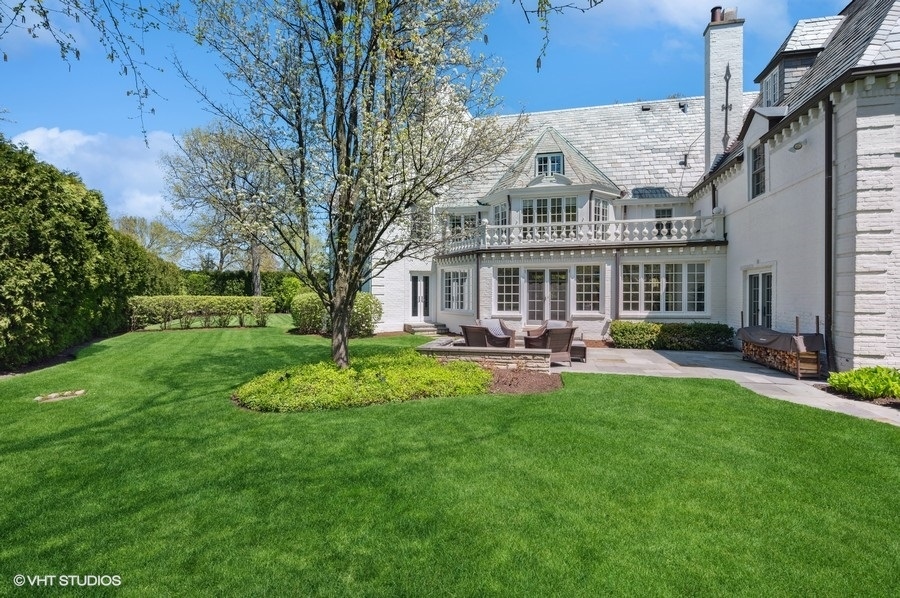 626 Warwick Road Kenilworth, IL 60043 - Photo 39 of 56 a front view of a house with yard patio and green space