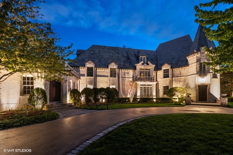 626 Warwick Road Kenilworth, IL 60043 - Photo 4 of 56 a front view of a building with a garden