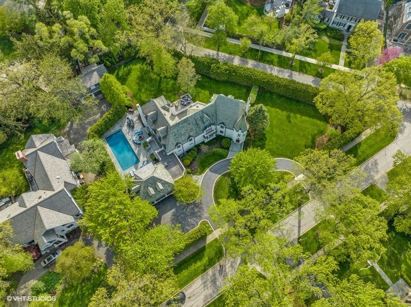 626 Warwick Road Kenilworth, IL 60043 - Photo 49 of 56 a backyard of a house with lots of green space