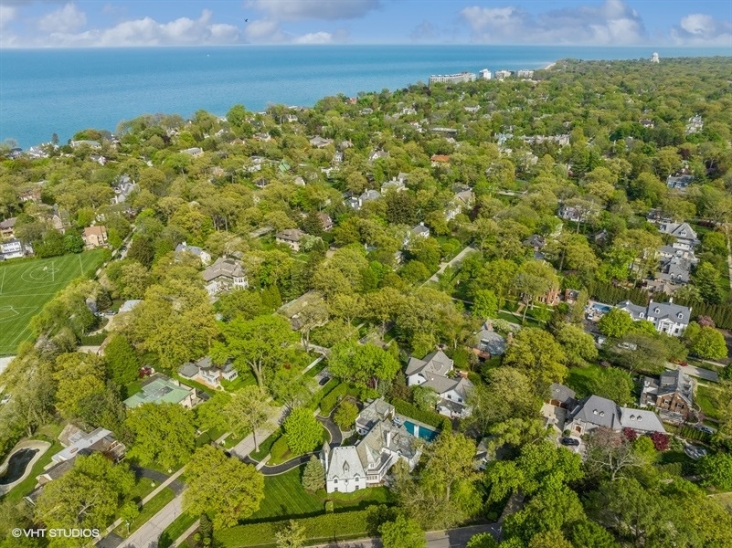 626 Warwick Road Kenilworth, IL 60043 - Photo 50 of 56 a view of a large yard with lots of plants