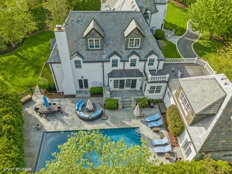 626 Warwick Road Kenilworth, IL 60043 - Photo 51 of 56 an aerial view of a house with garden space and sitting area