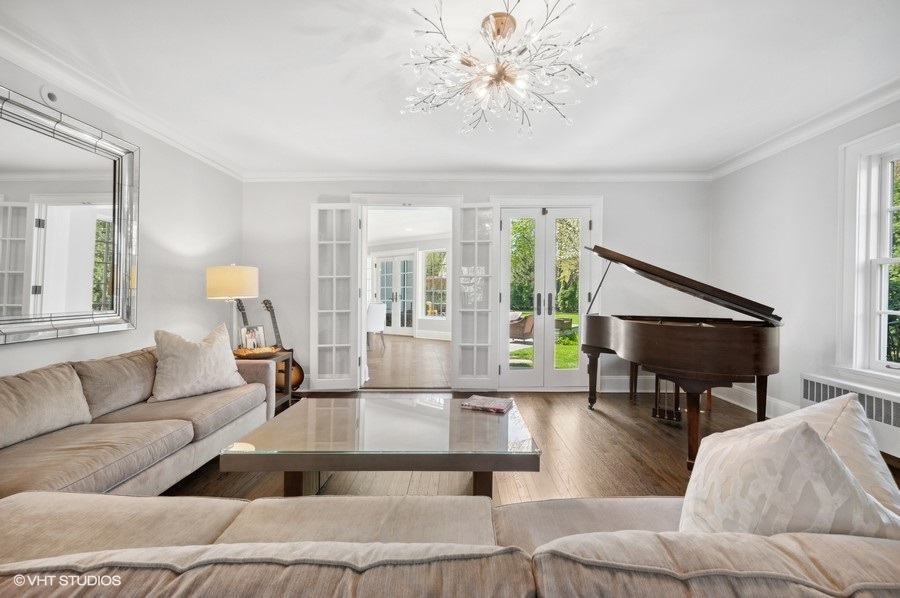 626 Warwick Road Kenilworth, IL 60043 - Photo 7 of 56 a living room with furniture and wooden floor