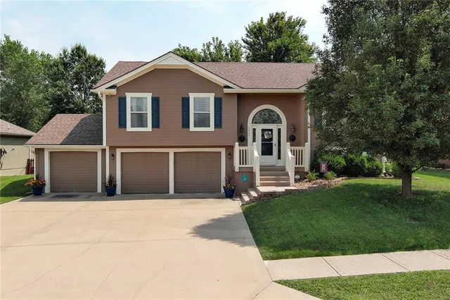 $340,000 | 1202 Ashford Street, Pleasant Hill, MO 64080