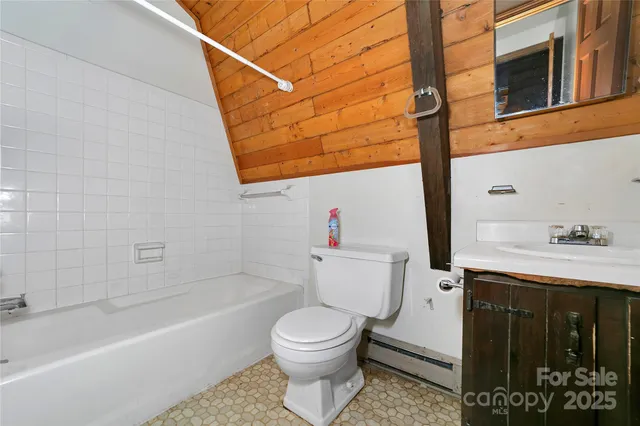 a view of entryway with backyard