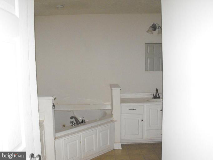 981 Adams Road Winchester, VA 22603 - Photo 3 of 9 Master Bath