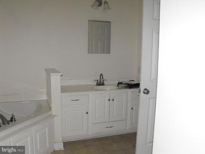 981 Adams Road Winchester, VA 22603 - Photo 4 of 9 Master Bath #2