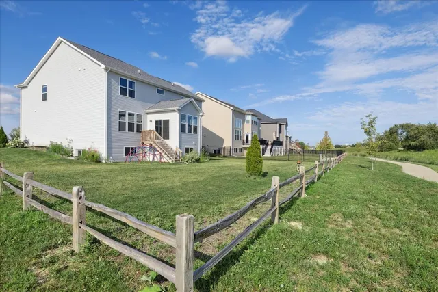 a view of a house with backyard