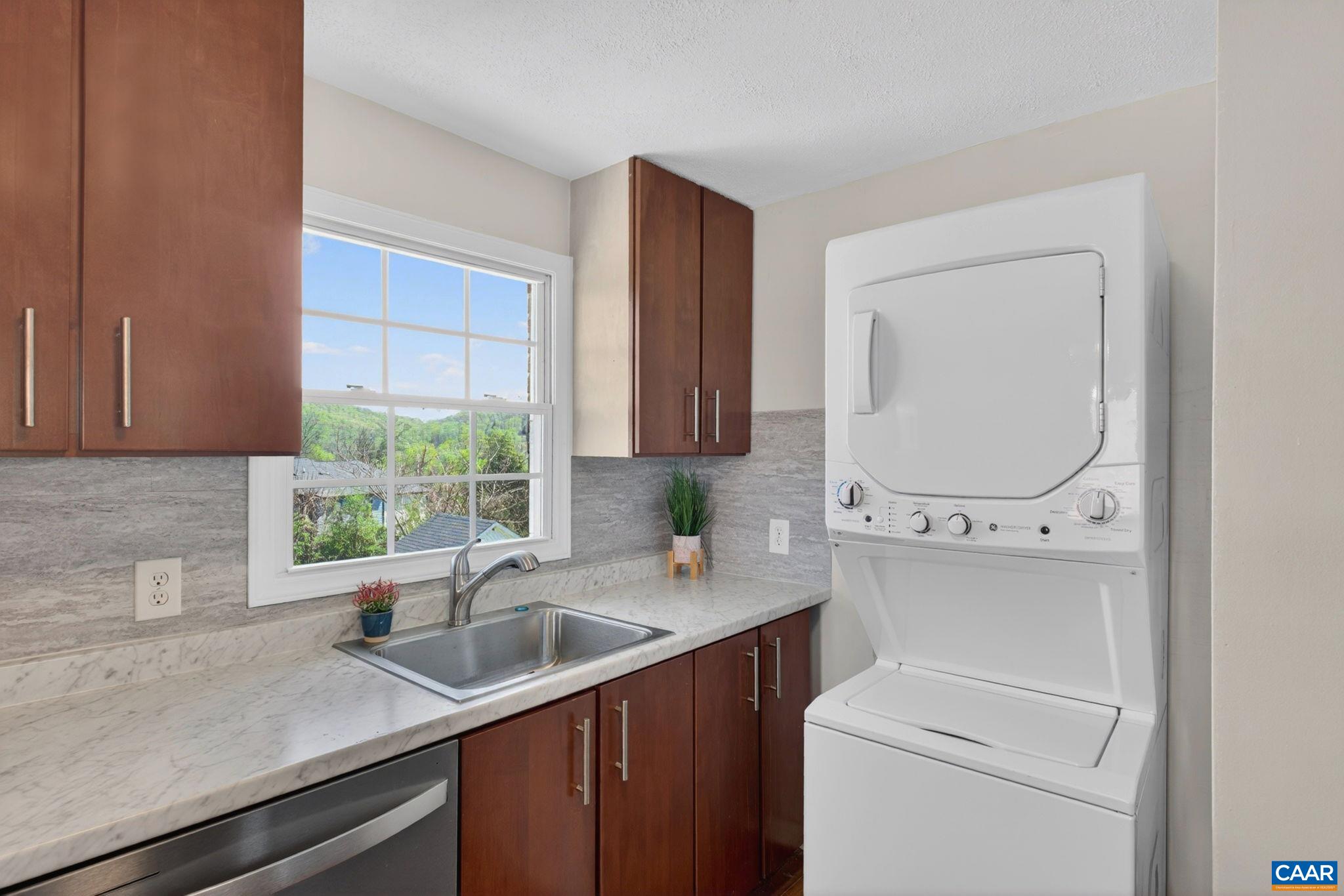 316 Carlton Road Charlottesville, VA 22902 - Photo 8 of 36