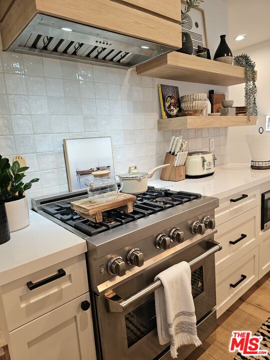 17 Sunset Avenue, Unit 1 Venice, CA 90291 - Photo 14 of 30 a close view of stove top oven