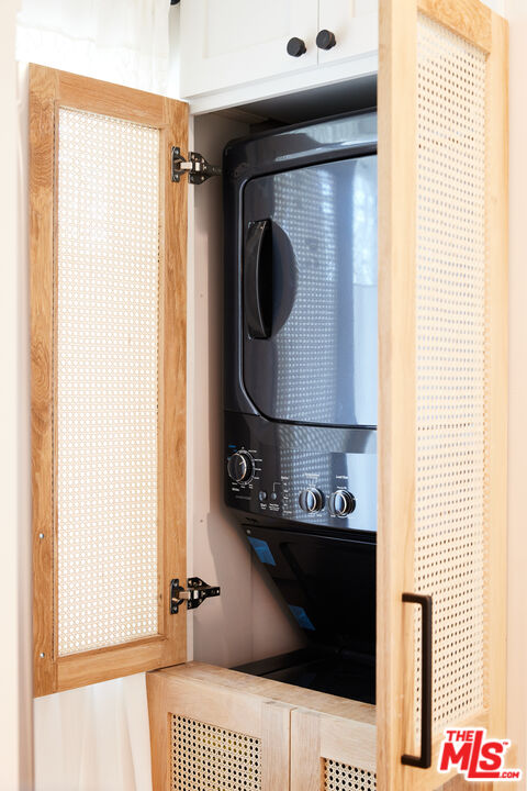 17 Sunset Avenue, Unit 1 Venice, CA 90291 - Photo 21 of 30 a bathroom with a sink and a mirror