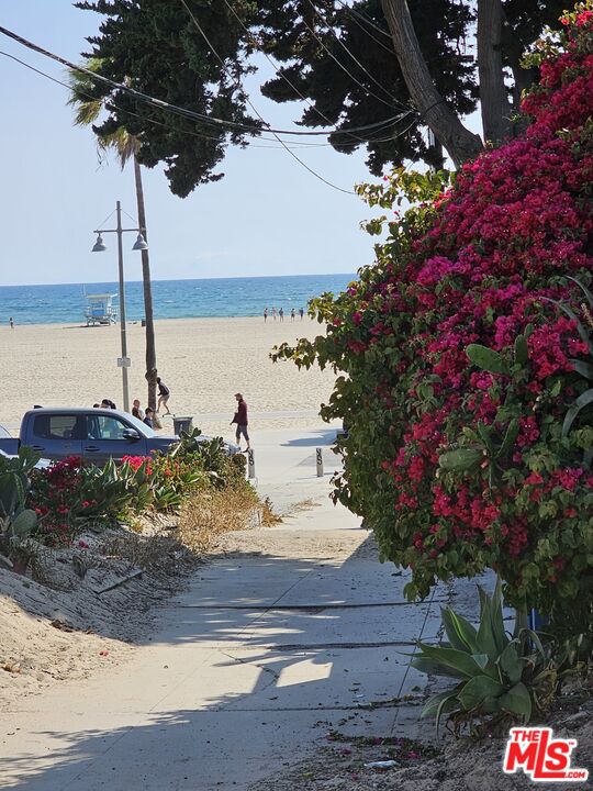 17 Sunset Avenue, Unit 1 Venice, CA 90291 - Photo 26 of 30 a view of a terrace