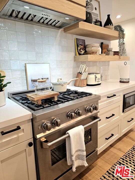 17 Sunset Avenue, Unit 1 Venice, CA 90291 - Photo 8 of 30 a stove top oven sitting inside of a kitchen