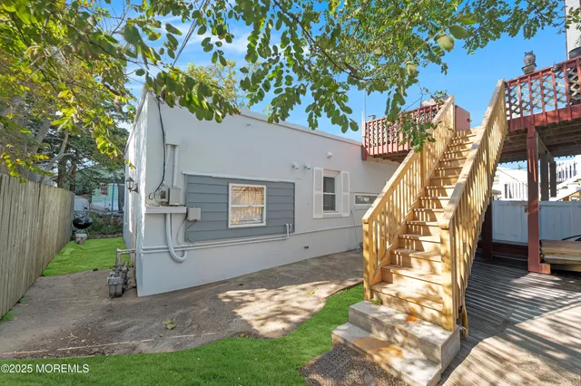 a picture of a bench