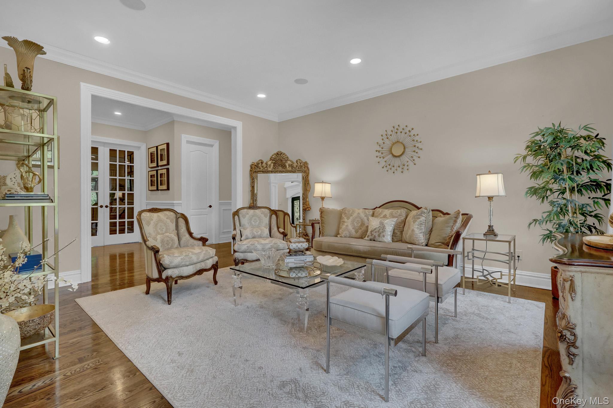36 Old Field Road Setauket, NY 11733 - Photo 18 of 42 a living room with furniture and a potted plant