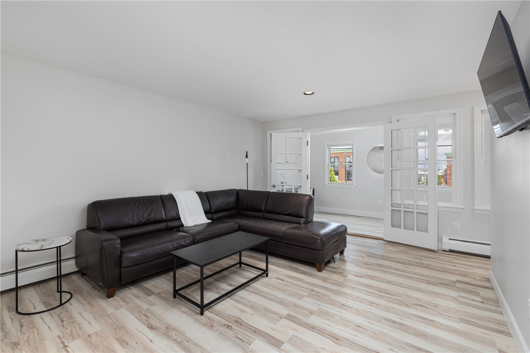 458 Thames Street, Unit B Newport, RI 02840 - Photo 16 of 39 Living Room