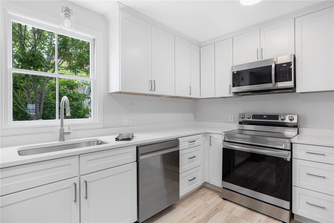 458 Thames Street, Unit B Newport, RI 02840 - Photo 5 of 39 Kitchen