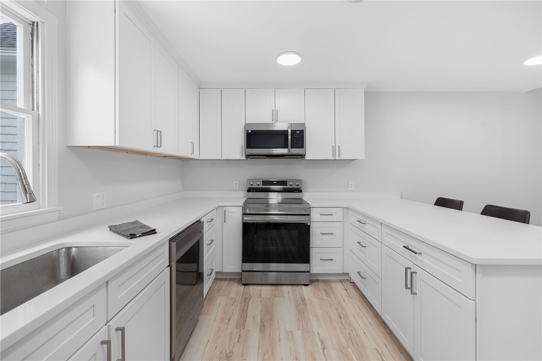 458 Thames Street, Unit B Newport, RI 02840 - Photo 7 of 39 Kitchen