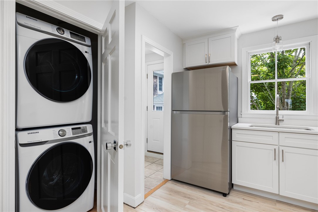458 Thames Street, Unit B Newport, RI 02840 - Photo 8 of 39 Laundry