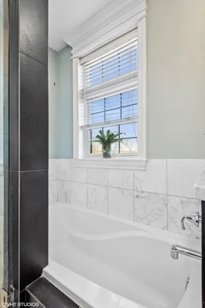 $3,650 | 927 West Agatite Avenue, Unit 4N, Chicago, IL 60640