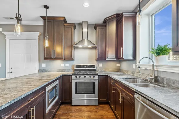 $3,650 | 927 West Agatite Avenue, Unit 4N, Chicago, IL 60640