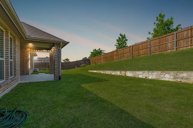 a view of a back yard