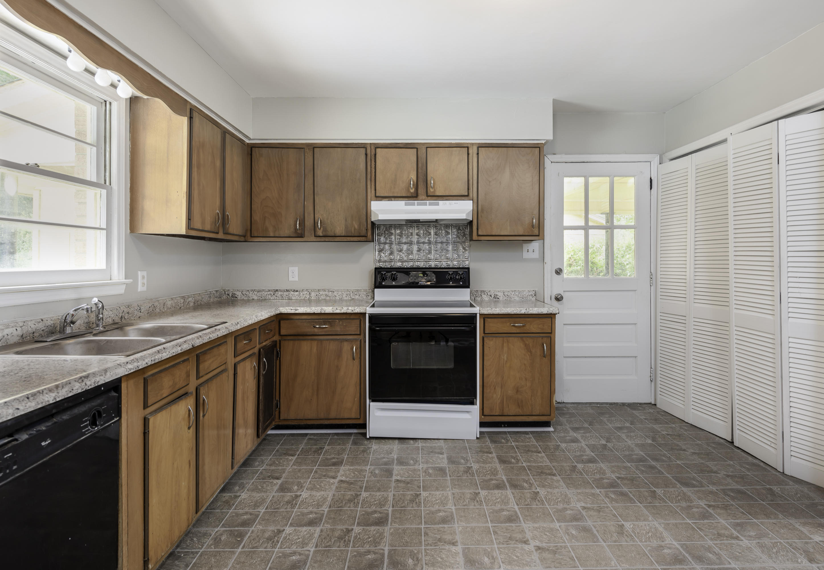 3334 Stoneybrook Road North Charleston, SC 29420 - Photo 9 of 24 3332 Stonybrook-22
