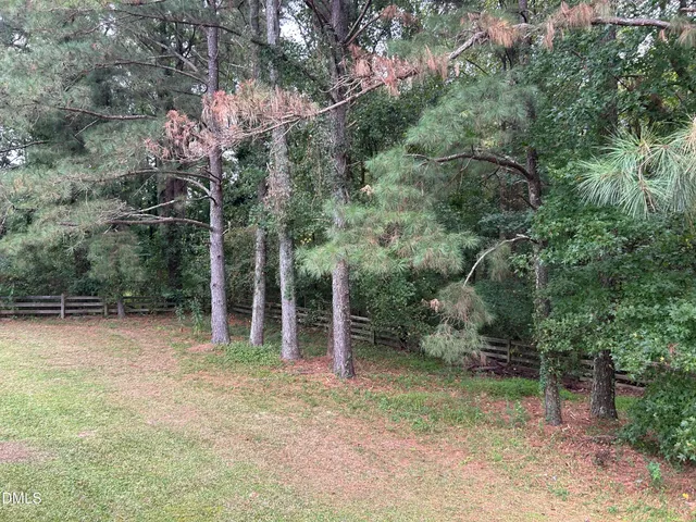 a view of a house with backyard