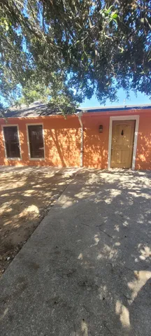 a view of an house with a yard
