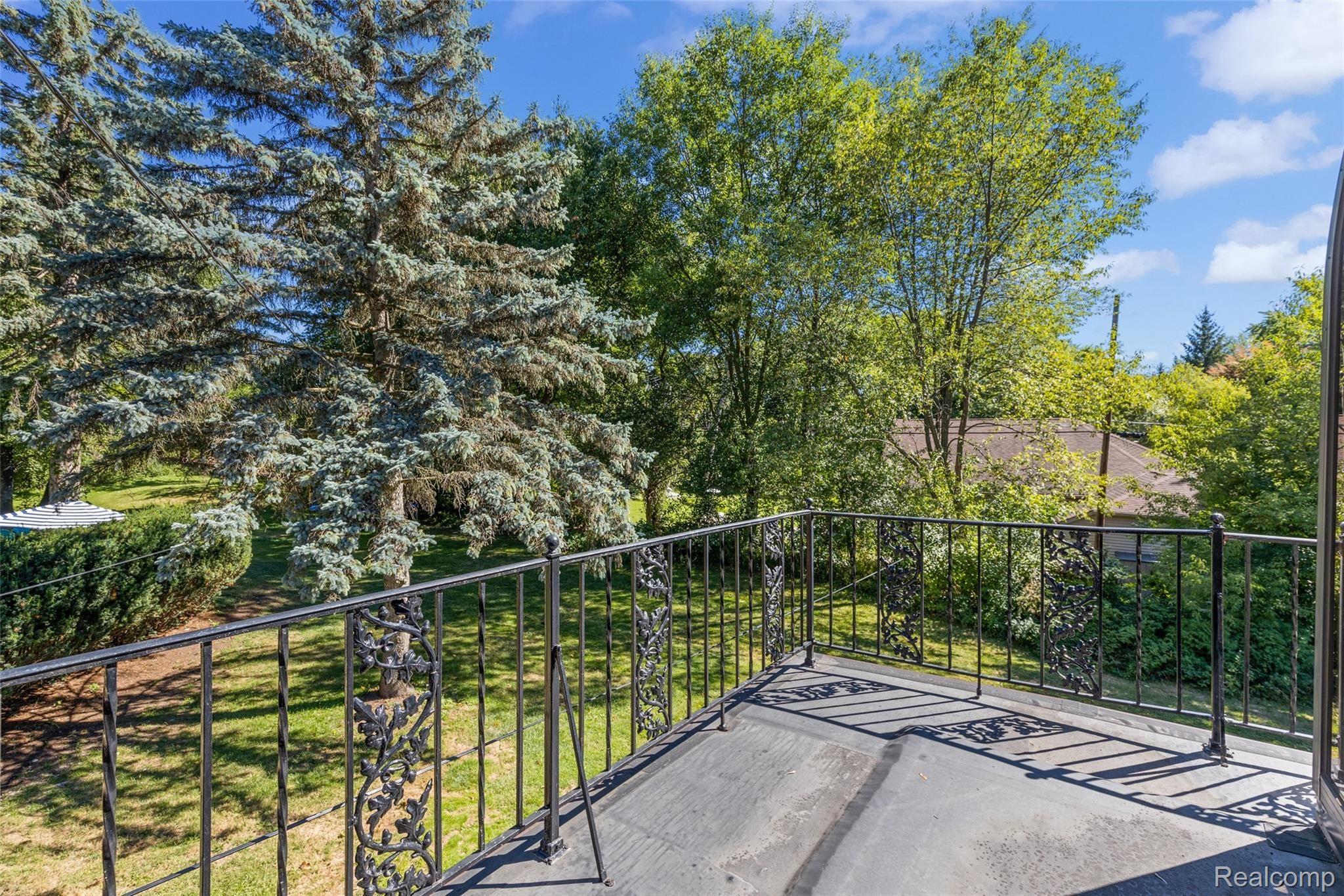 85 Barrington Road Bloomfield Hills, MI 48302 - Photo 22 of 45 85 Barrington - Wrap around balcony off of 2nd floor Solarium