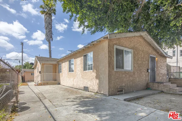 a view of a house with a backyard