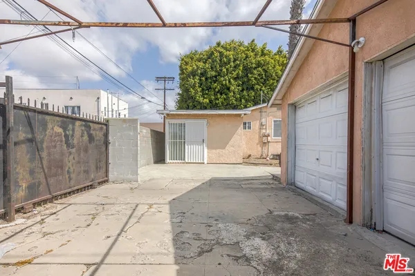 a view of a house with backyard
