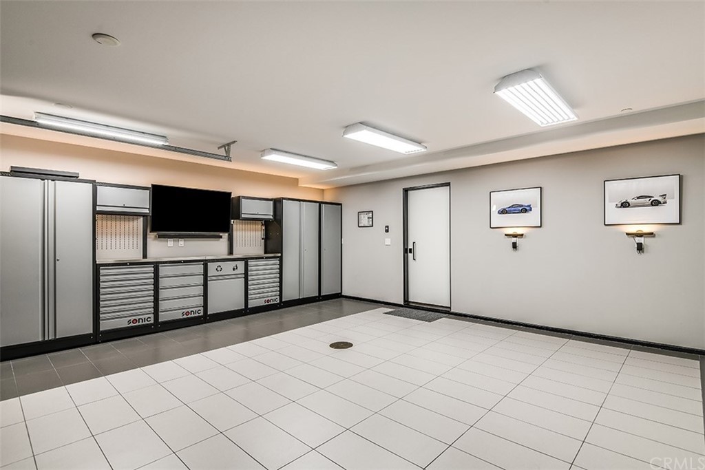 520 13th Street Manhattan Beach, CA 90266 - Photo 68 of 70 a view of a livingroom with a projector