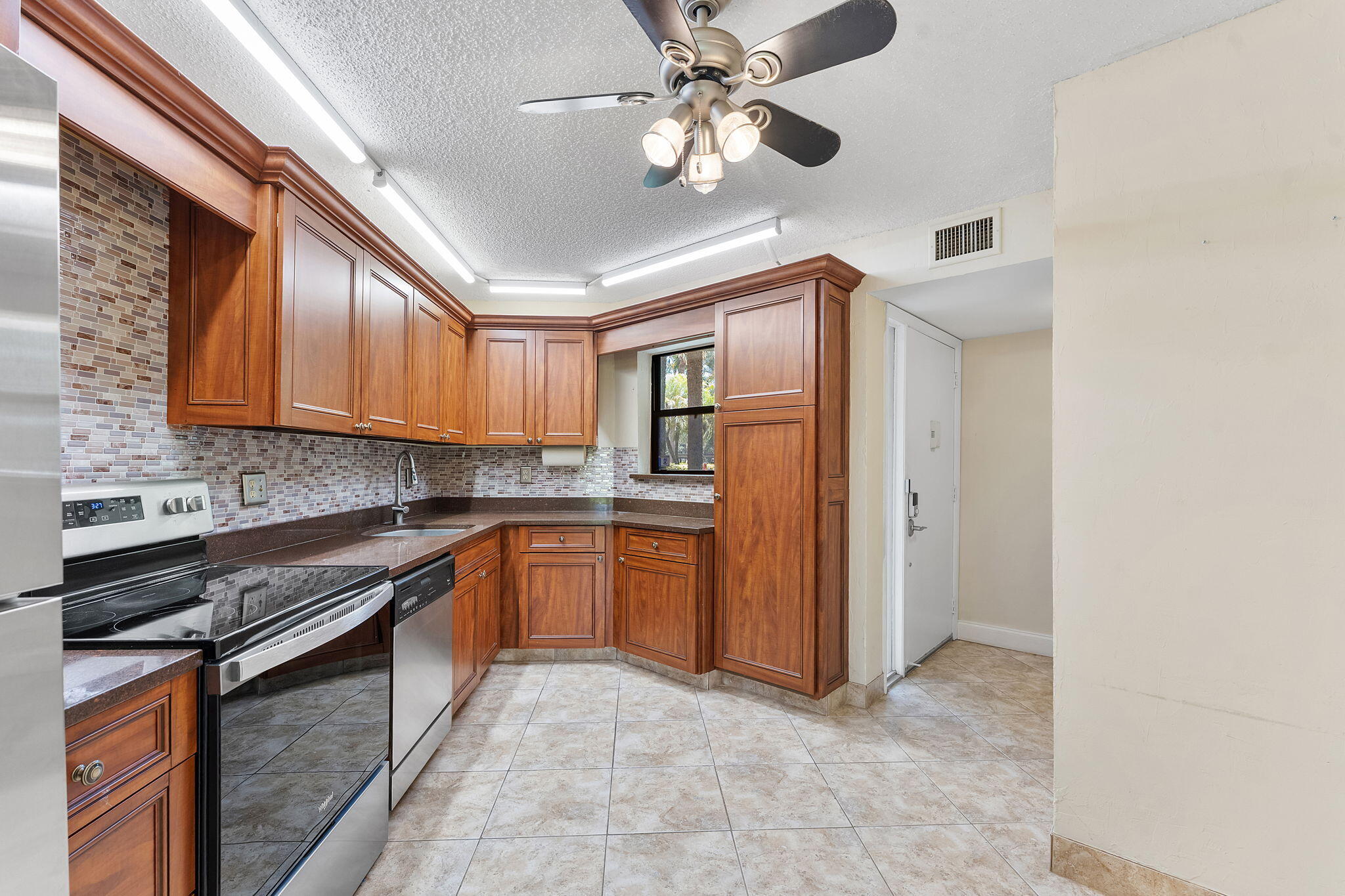 5800 Camino Del Sol, Unit 102 Boca Raton, FL 33433 - Photo 5 of 33 kitchen