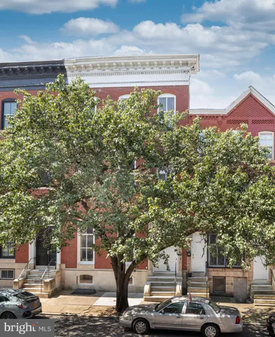 a sign that is sitting on a brick wall