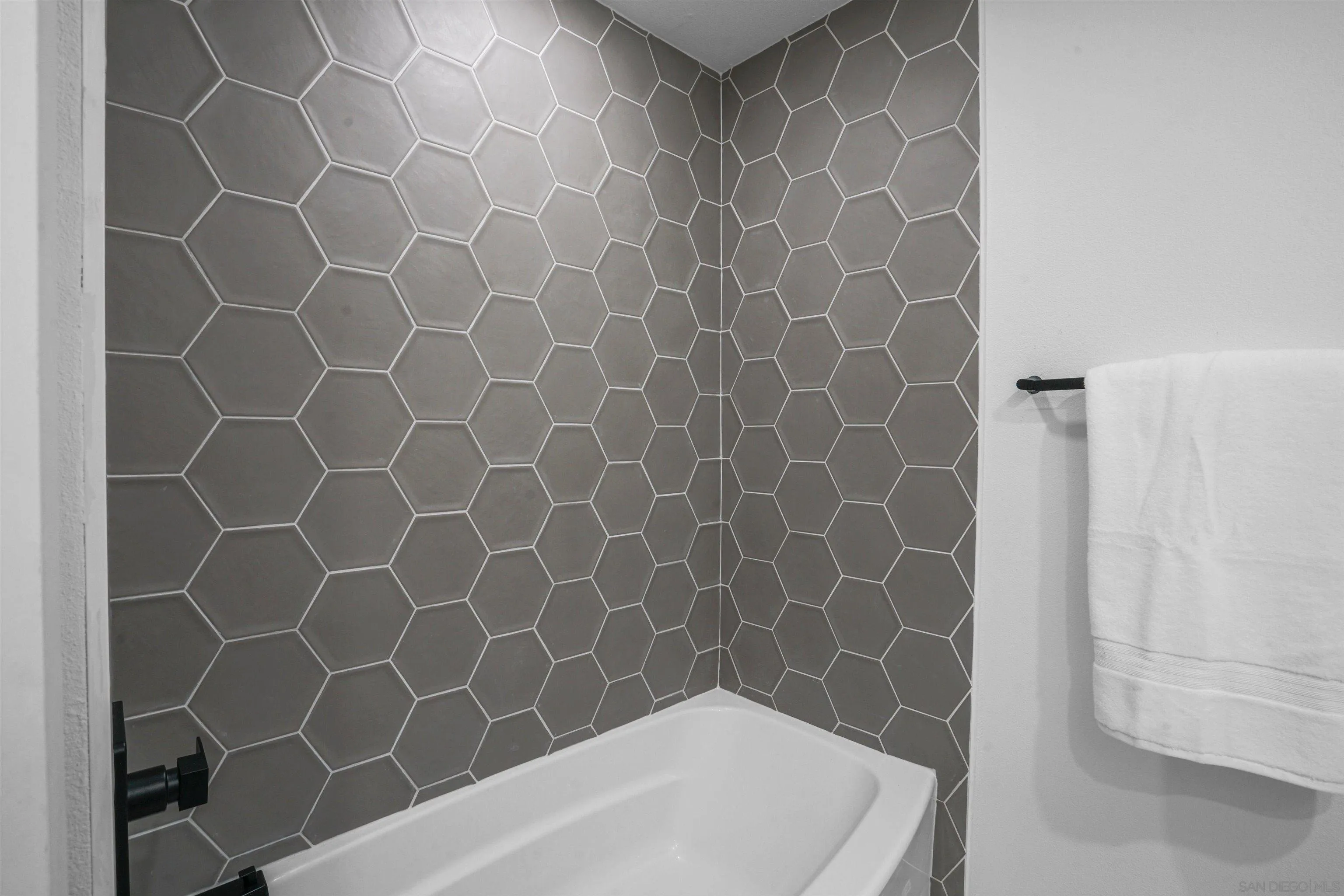 113 Solace Court Encinitas, CA 92024 - Photo 19 of 38 a bathroom with a bathtub