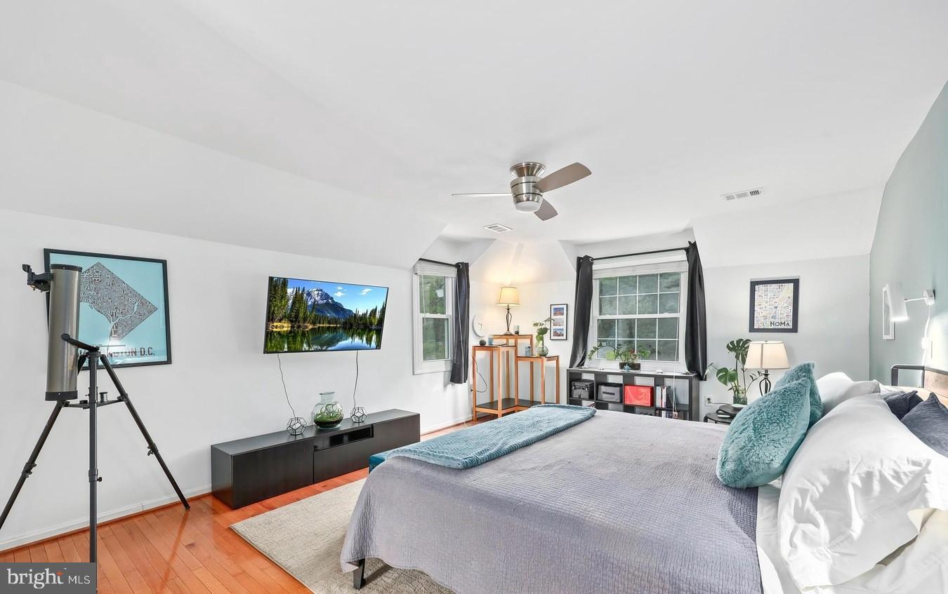 18505 Cabin Road Triangle, VA 22172 - Photo 20 of 40 a bedroom with furniture and a flat screen tv