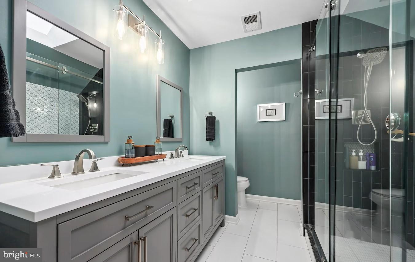 18505 Cabin Road Triangle, VA 22172 - Photo 23 of 40 a bathroom with a sink vanity toilet and shower