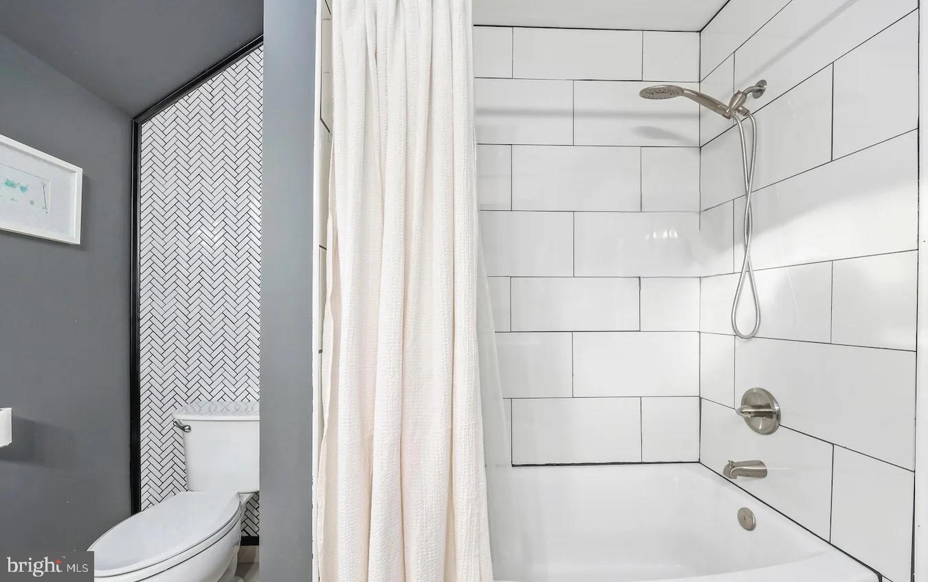 18505 Cabin Road Triangle, VA 22172 - Photo 26 of 40 a bathroom with a bathtub and toilet
