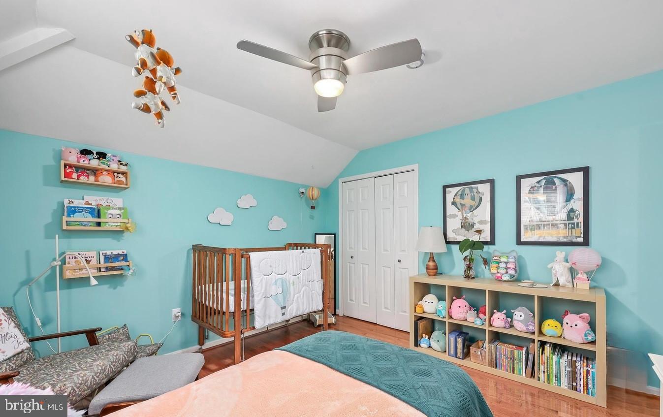 18505 Cabin Road Triangle, VA 22172 - Photo 27 of 40 a living room with fish tank a baby crib and a book shelf