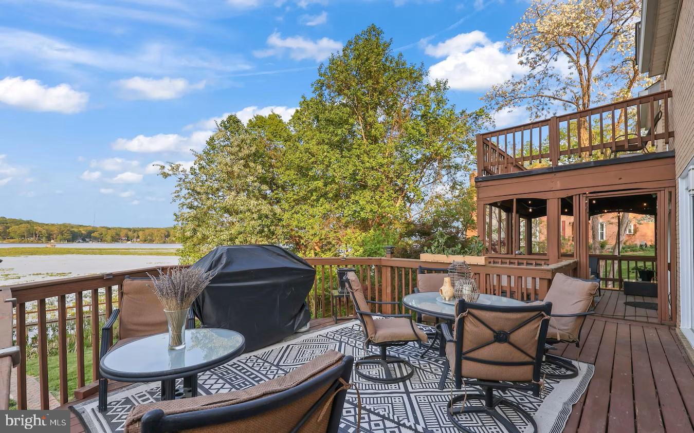 18505 Cabin Road Triangle, VA 22172 - Photo 28 of 40 a balcony view with a seating space