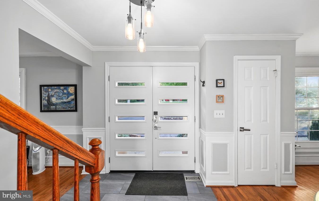 18505 Cabin Road Triangle, VA 22172 - Photo 5 of 40 a view of a hallway with front door