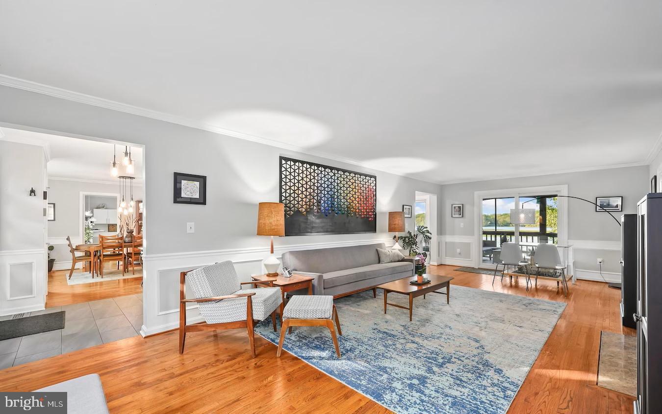 18505 Cabin Road Triangle, VA 22172 - Photo 8 of 40 a living room with furniture and a table