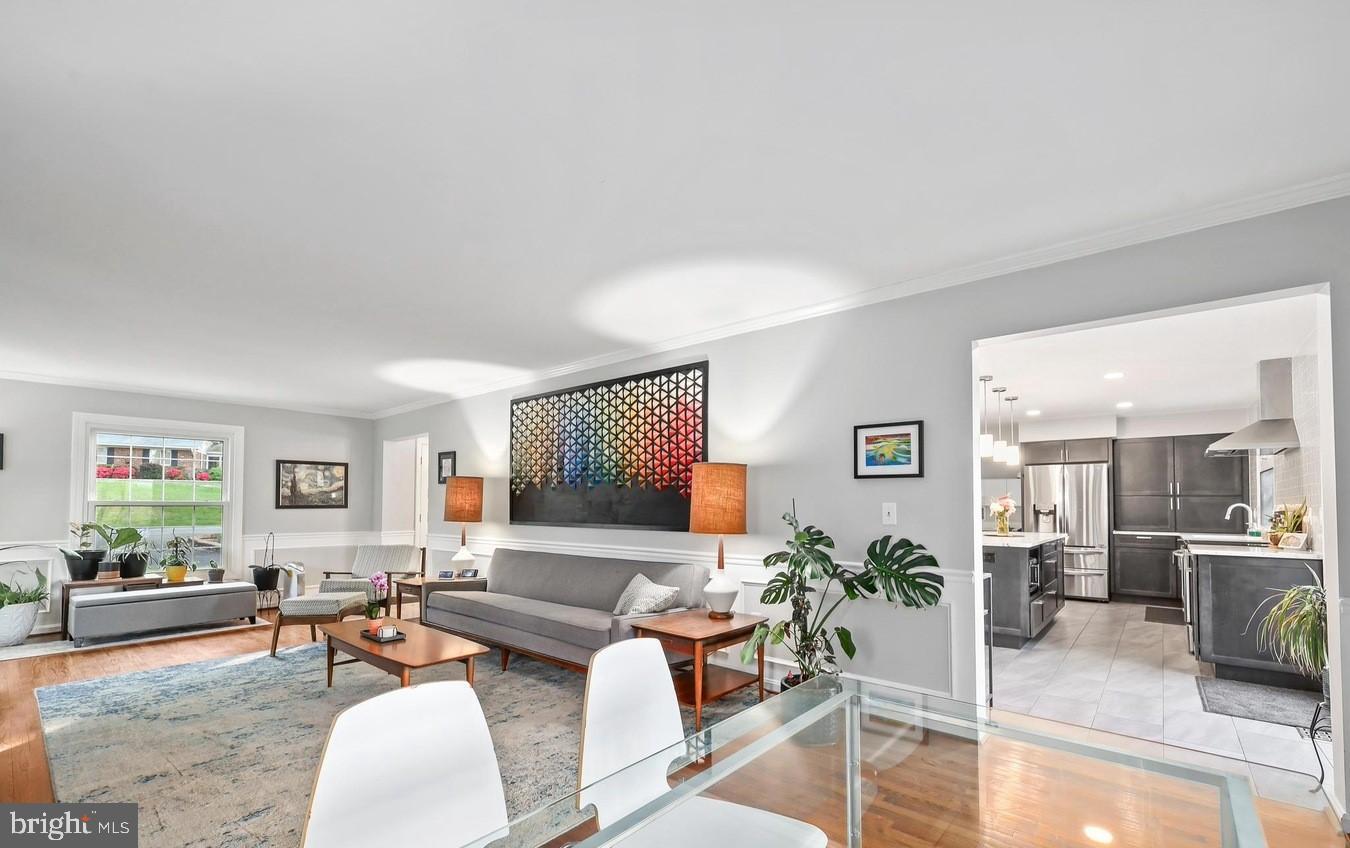 18505 Cabin Road Triangle, VA 22172 - Photo 9 of 40 a living room with furniture and a large window