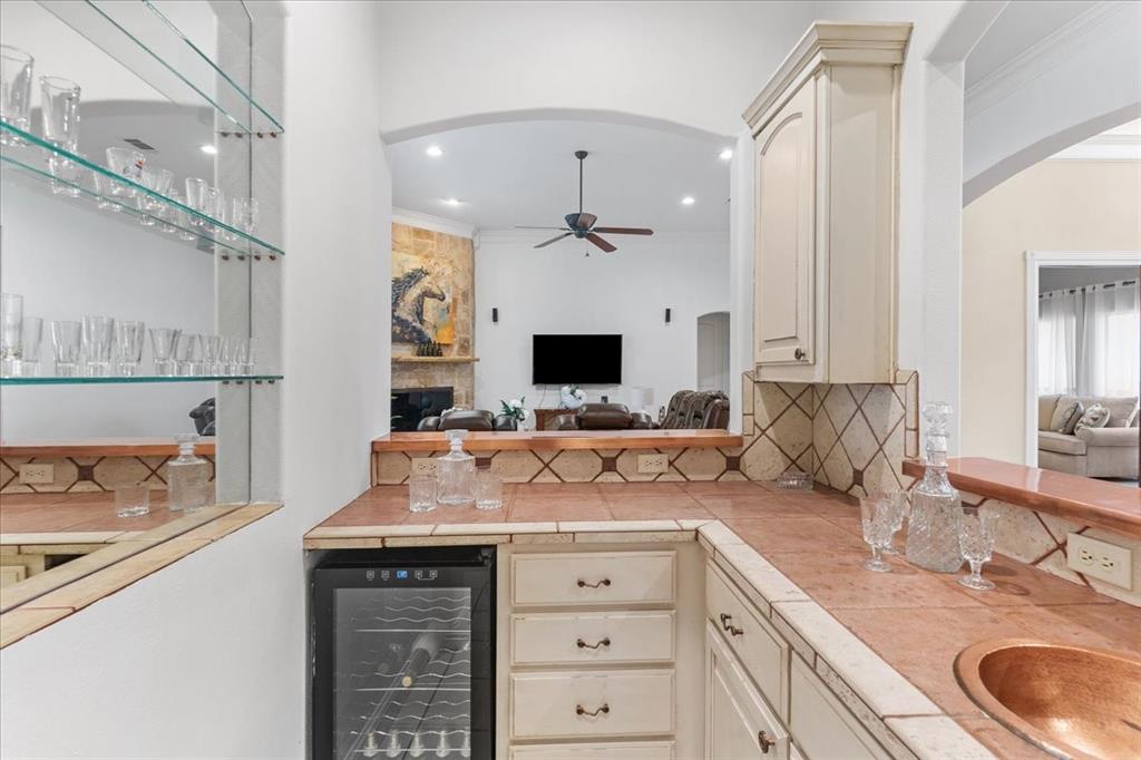117 Redtail Court Weatherford, TX 76088 - Photo 12 of 39 a bathroom with a sink vanity granite tub and a mirror