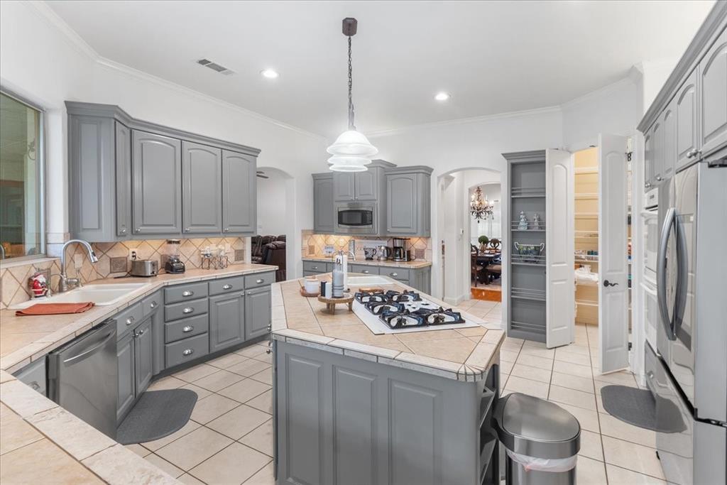 117 Redtail Court Weatherford, TX 76088 - Photo 16 of 39 a open kitchen with stainless steel appliances granite countertop a sink stove and refrigerator