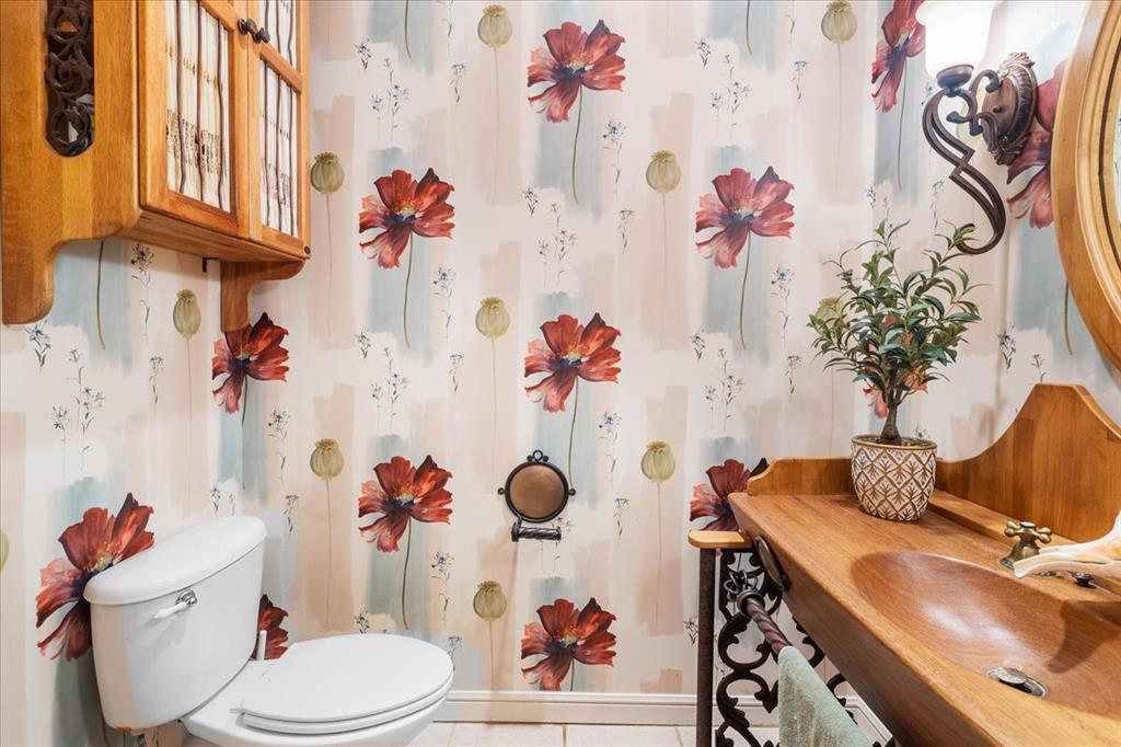 117 Redtail Court Weatherford, TX 76088 - Photo 19 of 39 a bathroom with a sink mirror vanity and toilet